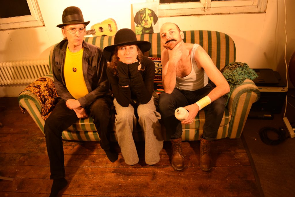 Scarlet & Gold auf dem Sofa, Bild 2