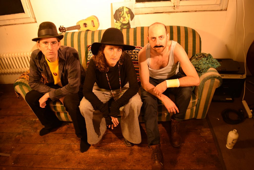 Scarlet & Gold auf dem Sofa, Bild 3