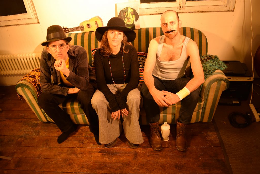 Scarlet & Gold auf dem Sofa, Bild 4